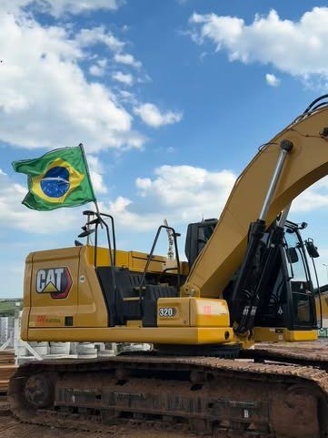 Escavadeira Caterpillar 320 da RZ Infra