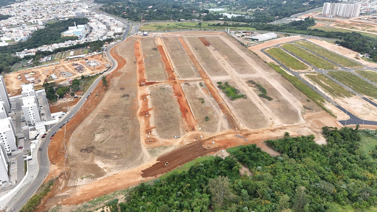 Vista aérea de obra de infraestrutura de loteamento executada pela RZ Infra